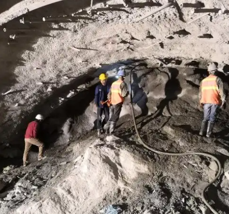 汉滨隧道拱顶带模注浆料，微膨胀注浆料的特点及施工工艺